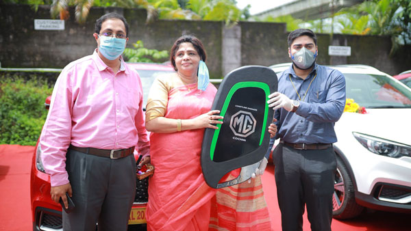 ఒకే రోజు 11 జెడ్‌ఎస్ ఎలక్ట్రిక్ కార్లను డెలివరీ చేసిన ఎంజి మోటార్స్