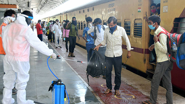 శ్రామిక్ ట్రైన్స్ వల్ల ఇండియన్ రైల్వే ఎంత వసూలు చేసిందో చూడండి శ్రామిక్ ట్రైన్స్ వల్ల ఇండియన్ రైల్వే ఎంత వసూలు చేసిందో చూడండి