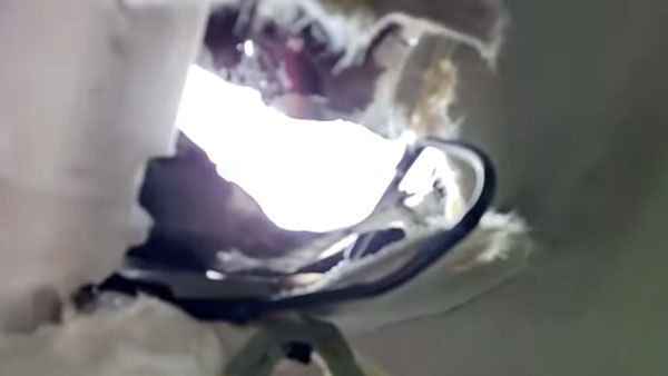 ఈ టయోటా ఇన్నోవాలోని ప్రయాణీకులకు చాలా లక్కీ ; ఎందుకో చూడండి ! ఈ టయోటా ఇన్నోవాలోని ప్రయాణీకులకు చాలా లక్కీ ; ఎందుకో చూడండి !