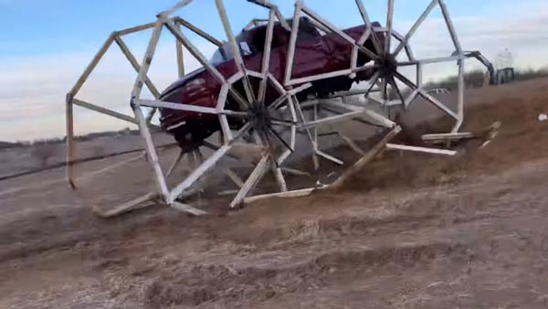 240 ఇంచ్ చక్రాలతో కొత్త రికార్డ్ సృష్టించిన కార్ [వీడియో]