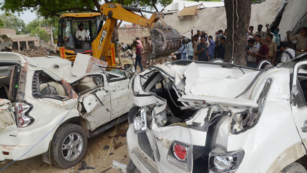 గ్యాంగ్ స్టర్ వికాస్ దుబే కార్లు నుజ్జు నుజ్జు చేసిన పోలీసులు ; వీడియో చూడండి