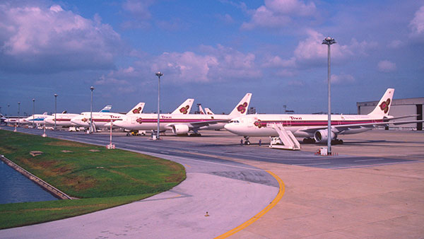 ప్రయాణికులు వణికిపోయేలా చేసే ప్రపంచంలోనే అత్యంత ప్రమాదకరమైన విమానాశ్రయాలు, ఇవే