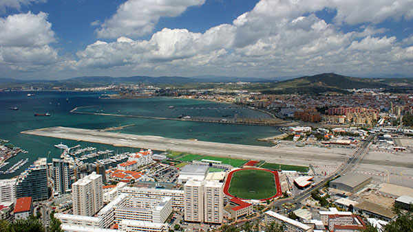 ప్రయాణికులు వణికిపోయేలా చేసే ప్రపంచంలోనే అత్యంత ప్రమాదకరమైన విమానాశ్రయాలు, ఇవే