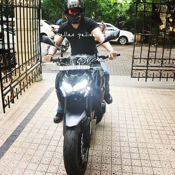 కవాసాకి జెడ్ 900 బైక్ పై కనిపించిన ఇమ్రాన్ హష్మి