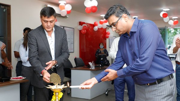 మల్టీబ్రాండ్ వెహికల్ సర్వీస్ సెంటర్‌ను ప్రారంభించిన ఇసుజు