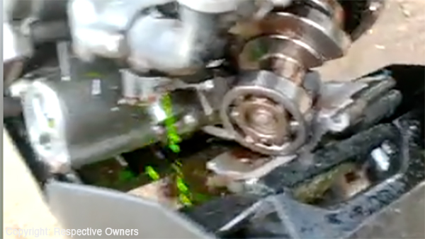 కెటిఎమ్ డ్యూక్ 390 ఇంజిన్ కేస్ బ్రోకెన్, ఎలాగో తెలుసా ? కెటిఎమ్ డ్యూక్ 390 ఇంజిన్ కేస్ బ్రోకెన్, ఎలాగో తెలుసా ?