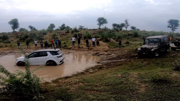 ల్యాండ్ రోవర్ ని కాపాడిన మహీంద్రా థార్, ఎలాగో వీడియో చూడండి