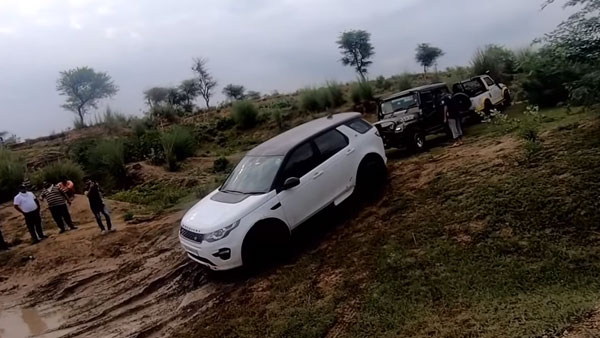 ల్యాండ్ రోవర్ ని కాపాడిన మహీంద్రా థార్, ఎలాగో వీడియో చూడండి