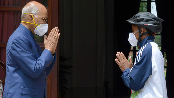 సైక్లిస్ట్ కల సహకారం చేసుకోవడానికి స్కూల్ విద్యార్థికి సైకిల్ గిఫ్ట్ ఇచ్చిన భారత రాష్ట్రపతి