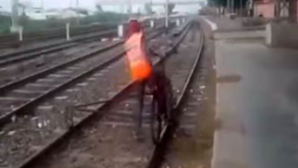 మీరు ఎప్పుడూ చూడని రైలు పట్టాలపై నడిచే సైకిల్