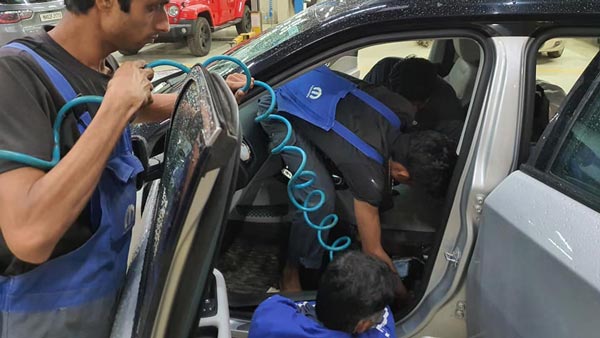 కారులో భార్య ఉంగరం పోయింది.. భర్త దాన్ని ఎలా కనిపెట్టించాడో తెలుసా ?