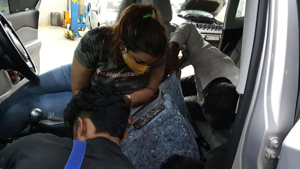 కారులో భార్య ఉంగరం పోయింది.. భర్త దాన్ని ఎలా కనిపెట్టించాడో తెలుసా ?