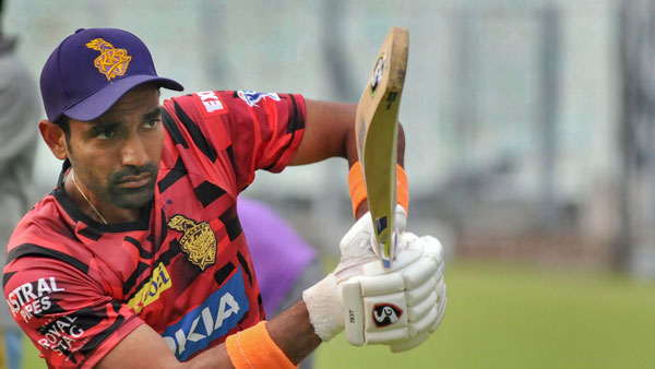 క్రికెటర్ రాబిన్ ఉతప్పకు పంపిణీ చేయబడిన ఆంపియర్ ఎలక్ట్రిక్ స్కూటర్ 