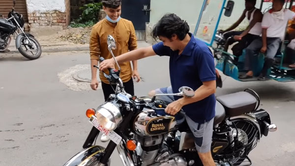 తండ్రికి రాయల్ ఎన్‌ఫీల్డ్ బైక్ గిఫ్ట్ గా ఇచ్చిన కొడుకు [వీడియో]