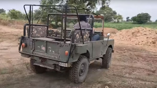 50 ఏళ్ల ల్యాండ్ రోవర్ నడుపుతున్న టీనేజ్ అమ్మాయి [వీడియో]