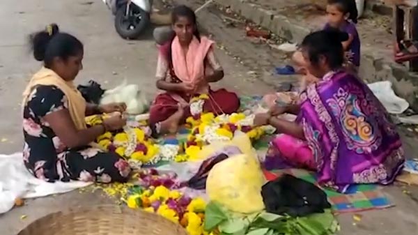 వర్షంలో ఒకే చోట 8 గంటలు నిలబడిన వృద్ధ మహిళ, ఎందుకో తెలిస్తే షాక్ అవుతారు