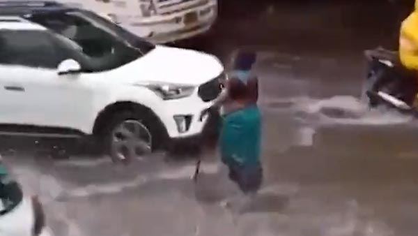 వర్షంలో ఒకే చోట 8 గంటలు నిలబడిన వృద్ధ మహిళ, ఎందుకో తెలిస్తే షాక్ అవుతారు