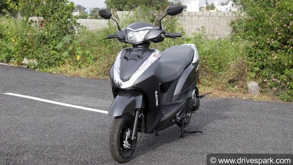 క్రికెటర్ రాబిన్ ఉతప్పకు పంపిణీ చేయబడిన ఆంపియర్ ఎలక్ట్రిక్ స్కూటర్ 