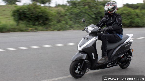 క్రికెటర్ రాబిన్ ఉతప్పకు పంపిణీ చేయబడిన ఆంపియర్ ఎలక్ట్రిక్ స్కూటర్ 