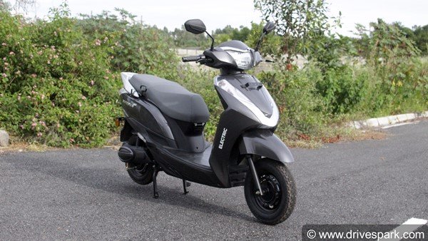 క్రికెటర్ రాబిన్ ఉతప్పకు పంపిణీ చేయబడిన ఆంపియర్ ఎలక్ట్రిక్ స్కూటర్ 