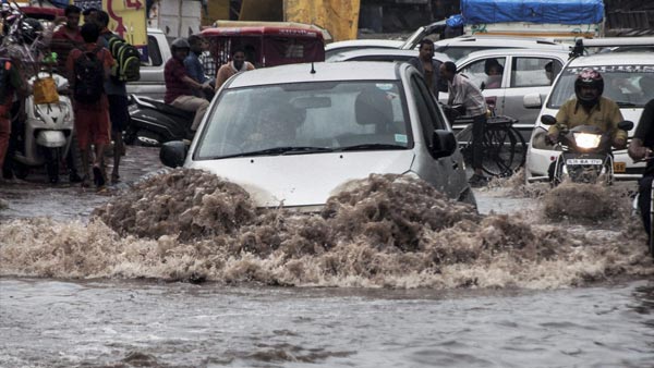 వర్షంలో ఒకే చోట 8 గంటలు నిలబడిన వృద్ధ మహిళ, ఎందుకో తెలిస్తే షాక్ అవుతారు