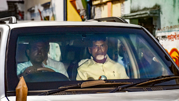 ఒకదానితో ఒకటి ఢీ కొట్టుకున్న కార్లు.. ప్రమాదంలో బయట పడిన మాజీ సిఎం చంద్రబాబు నాయుడు.. ఇంతకీ ఏం జరిగిందంటే