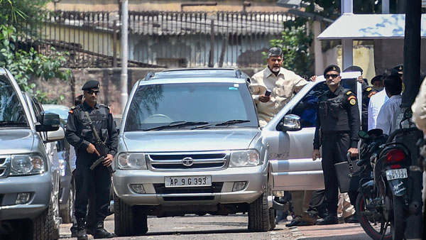 ఒకదానితో ఒకటి ఢీ కొట్టుకున్న కార్లు.. ప్రమాదంలో బయట పడిన మాజీ సిఎం చంద్రబాబు నాయుడు.. ఇంతకీ ఏం జరిగిందంటే