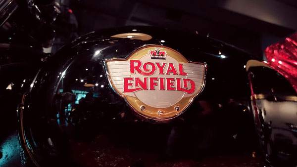 రాయల్ ఎన్‌ఫీల్డ్ బైక్ కొన్న మహిళా పోలీస్.. బైక్ కొనడానికి కారణం అడిగితే ఎం చెప్పిందో తెలుసా ?