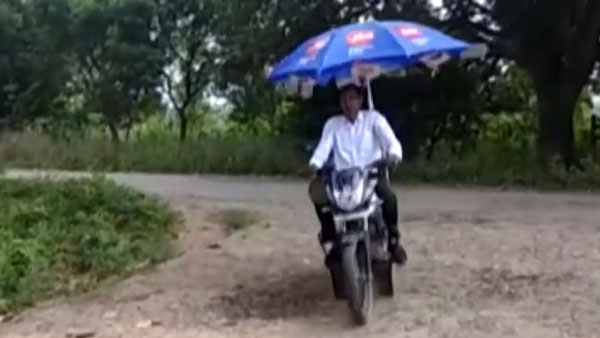 గురువే విద్యార్థులు దగ్గరకు వెళ్లి పాటలు చెప్పడం ఎక్కడైనా చూసారా.. అయితే ఇది చూడండి