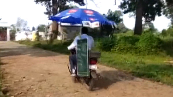 గురువే విద్యార్థులు దగ్గరకు వెళ్లి పాటలు చెప్పడం ఎక్కడైనా చూసారా.. అయితే ఇది చూడండి