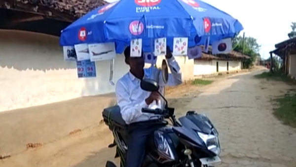 గురువే విద్యార్థులు దగ్గరకు వెళ్లి పాటలు చెప్పడం ఎక్కడైనా చూసారా.. అయితే ఇది చూడండి