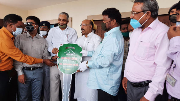 ఫస్ట్ ర్యాంక్ స్టూడెంట్స్ కి కార్స్ గిఫ్ట్ గా ఇచ్చిన విద్యాశాఖామంత్రి, ఎక్కడో తెలుసా ?