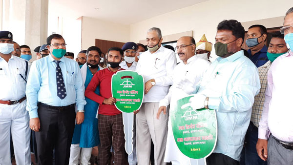 ఫస్ట్ ర్యాంక్ స్టూడెంట్స్ కి కార్స్ గిఫ్ట్ గా ఇచ్చిన విద్యాశాఖామంత్రి, ఎక్కడో తెలుసా ?