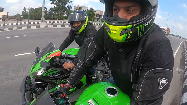 పోలీసుల నుంచి తప్పించుకోవడానికి ట్రై చేసిన కవాసకి నింజా బైక్ రేసర్లు.. చివరికి ఏమైందంటే ?