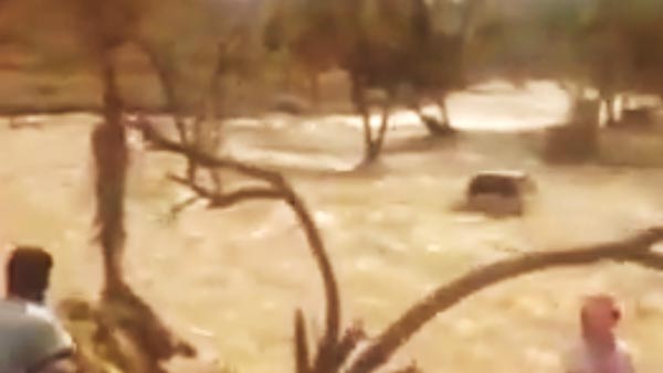 ప్రమాదకరమైన నీటి ప్రవాహం నుంచి బయట పడిన మహీంద్రా స్కార్పియో, ఎలాగో మీరే చూడండి