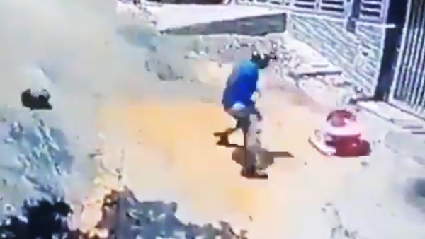 గ్రేట్.. పిల్లాడిని రక్షించడానికి ఈ బైక్ రైడర్ ఏం చేసాడో చూడండి