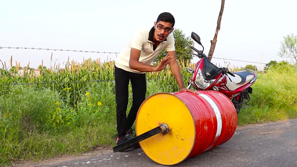 రోడ్ రోలర్‌గా మారిన టివిఎస్ బైక్ [వీడియో] 