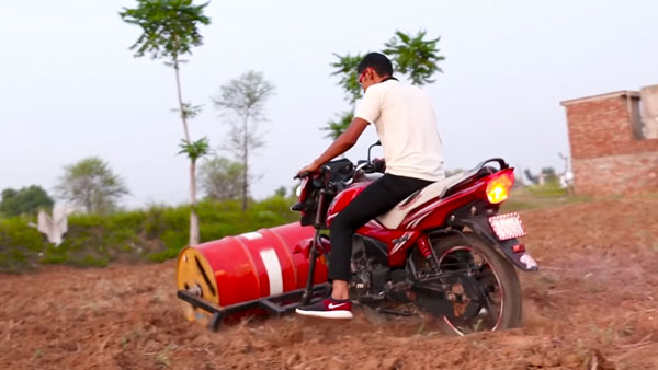 రోడ్ రోలర్‌గా మారిన టివిఎస్ బైక్ [వీడియో] 