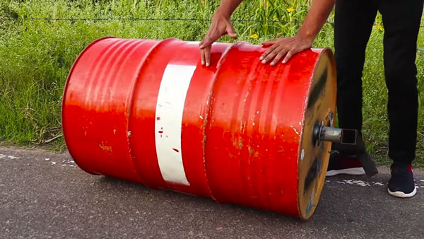 రోడ్ రోలర్‌గా మారిన టివిఎస్ బైక్ [వీడియో] 