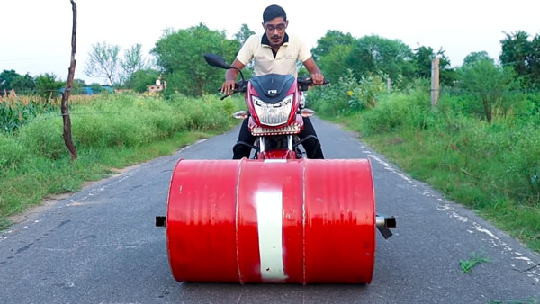 రోడ్ రోలర్‌గా మారిన టివిఎస్ బైక్ [వీడియో] 
