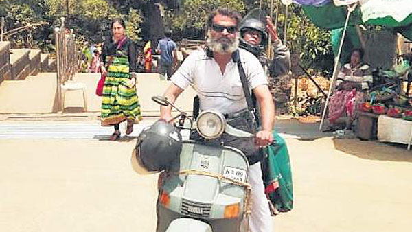 పాత స్కూటర్‌తో తల్లిని తీర్థయాత్రలకు తీసుకెళ్లిన కొడుక్కి KUV100 గిఫ్ట్ గా ఇచ్చిన ఆనంద్ మహీంద్రా 