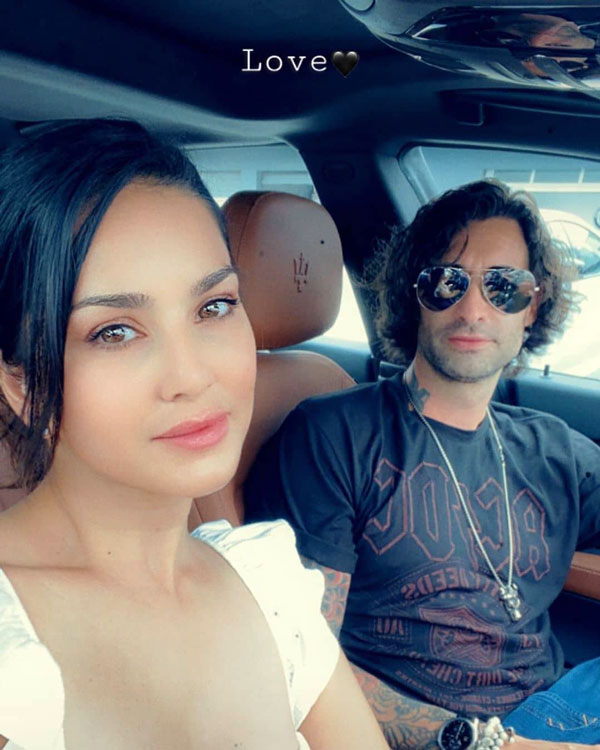 కొత్త కారు కొన్న సన్నీలియోన్ : ఈ కార్ రేటెంతో ఎంతో తెలుసా ?