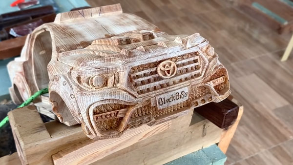 టయోటా హిలక్స్ వుడ్ స్కేల్ మోడల్.. ఇది నిజంగా సూపర్ గురూ..!