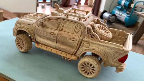 టయోటా హిలక్స్ వుడ్ స్కేల్ మోడల్.. ఇది నిజంగా సూపర్ గురూ..!