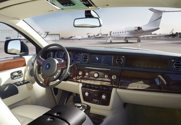 ఒకే ఇంట్లో మూడు రోల్స్ రాయిస్ కార్లు ఉపయోగిస్తున్నారు, ఆ ఫ్యామిలీ ఎదో తెలుసా ?