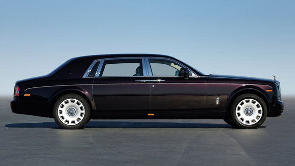 ఒకే ఇంట్లో మూడు రోల్స్ రాయిస్ కార్లు ఉపయోగిస్తున్నారు, ఆ ఫ్యామిలీ ఎదో తెలుసా ?