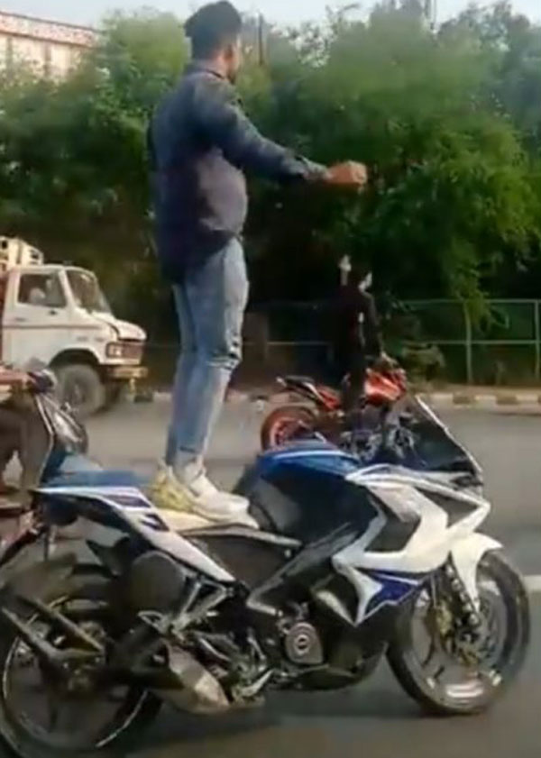 పబ్లిక్ రోడ్డు మీద బైక్ స్టంట్స్ చేసిన 5 మంది యువకులు.. తర్వాత ఏం జరిగిందంటే