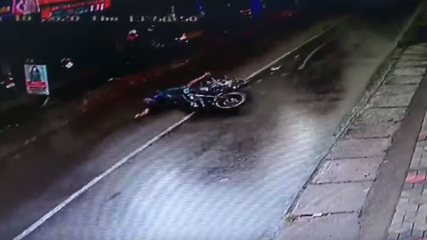 బస్ డ్రైవర్ నైపుణ్యం వల్ల ప్రాణాలతో బయట పడ్డ బైక్ రైడర్ [వీడియో]