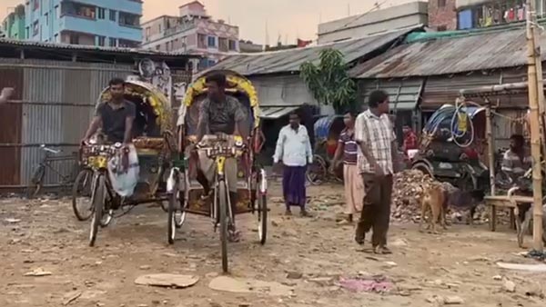 బ్రతుకు తెరువుకోసం కొన్న రిక్షా స్వాధీనం చేసుకున్న అధికారులు.. తర్వాత ఏం జరిగిందంటే ?