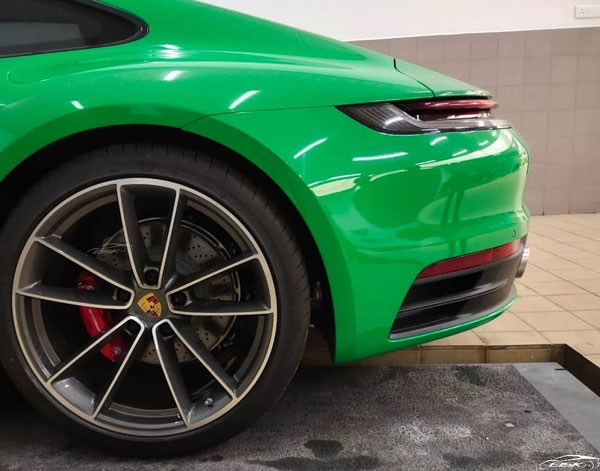 ఈ స్టార్ కపుల్స్ పెళ్లి రోజు కొన్న కారు ధర రూ. 2.65 కోట్లు.. ఇంతకీ వారు ఎవరో తెలుసా ?